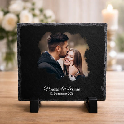 Leere Schiefertafel auf Holzoberfläche