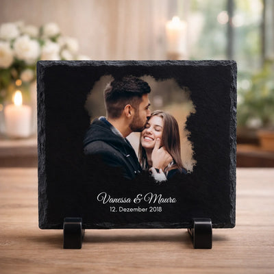 Schieferplatte auf warmem Holzuntergrund