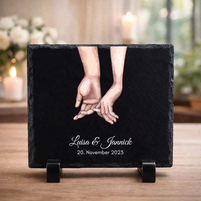 Schieferplatte auf warmem Holzuntergrund