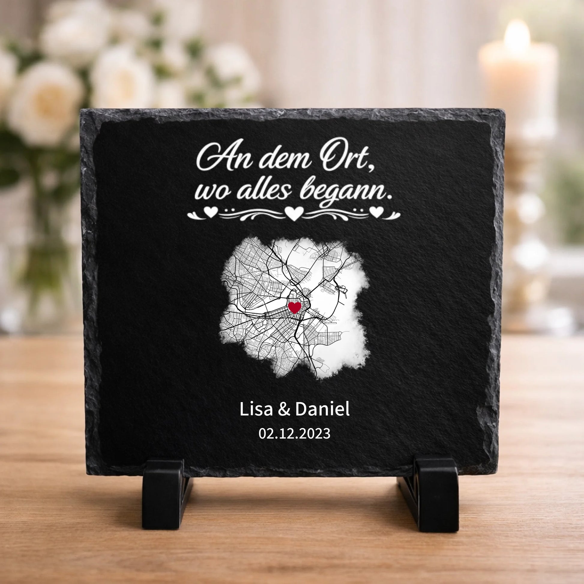 Leere Schiefertafel auf Holzoberfläche