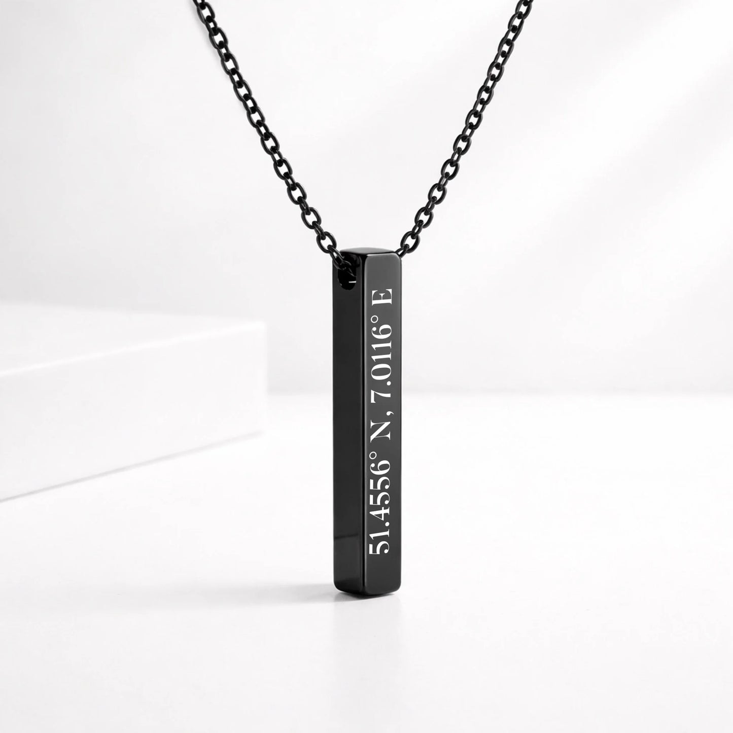 Schwarze Halskette mit minimalistischer Pendantschmuck