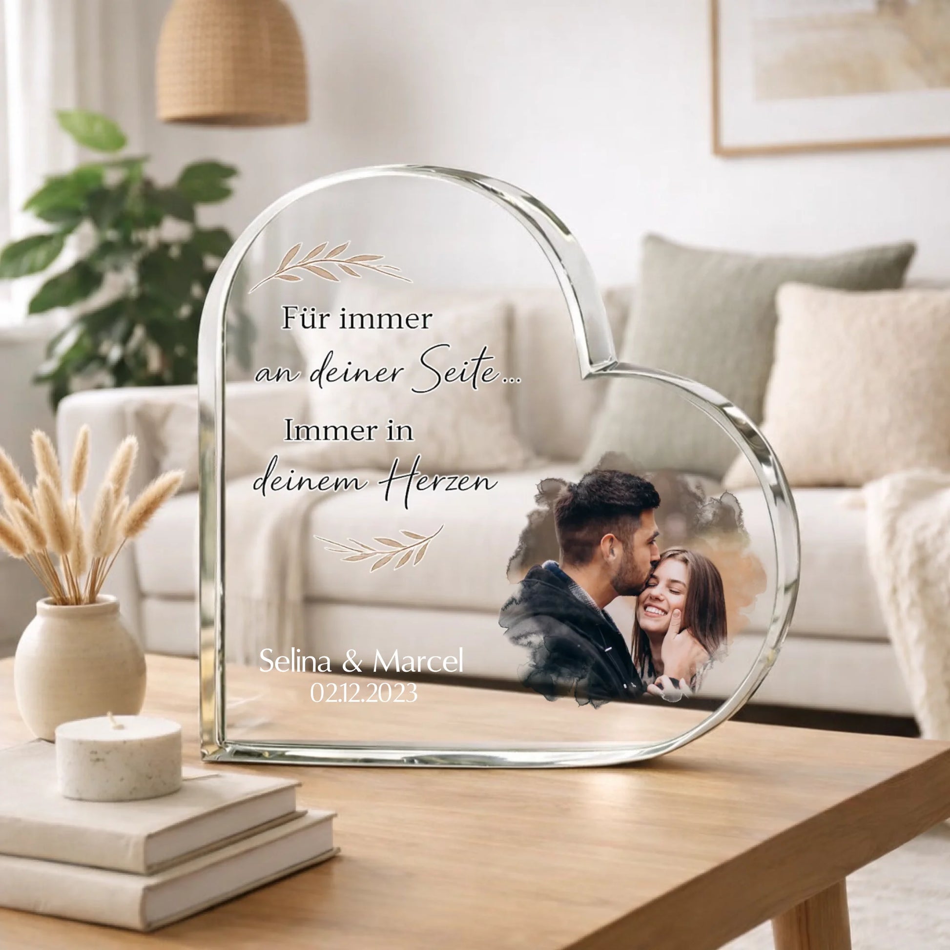 Herzförmige Glasvitrine auf Beistelltisch