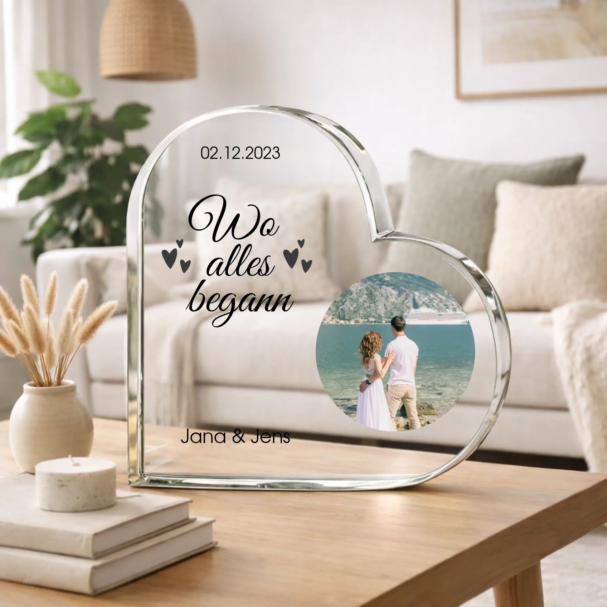 Herzförmige Glasvitrine auf Beistelltisch