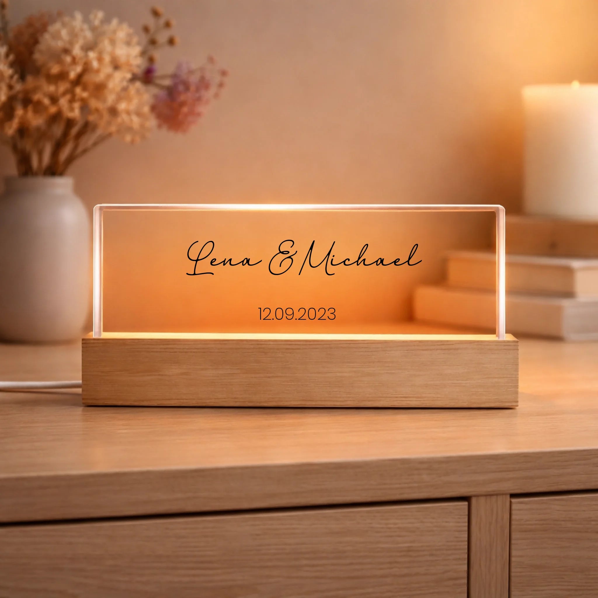 Elegantes LED-Nachtlicht auf Holztisch (1)